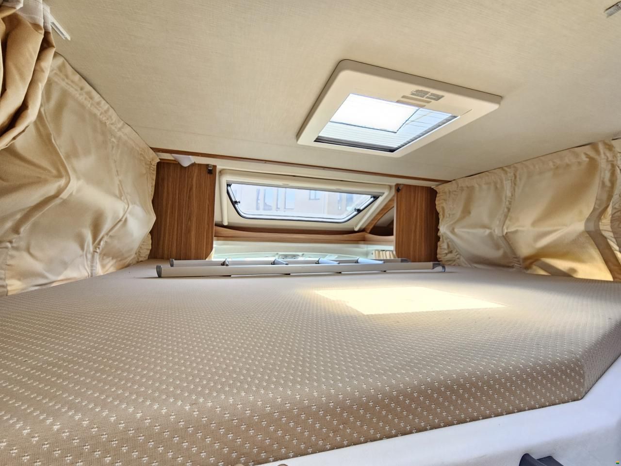 Carado T 449 mit Queensbett, Hubbett, Automat!