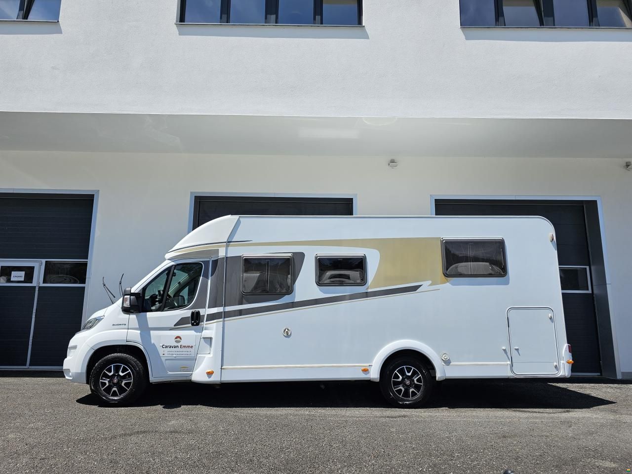 Carado T 449 mit Queensbett, Hubbett, Automat!