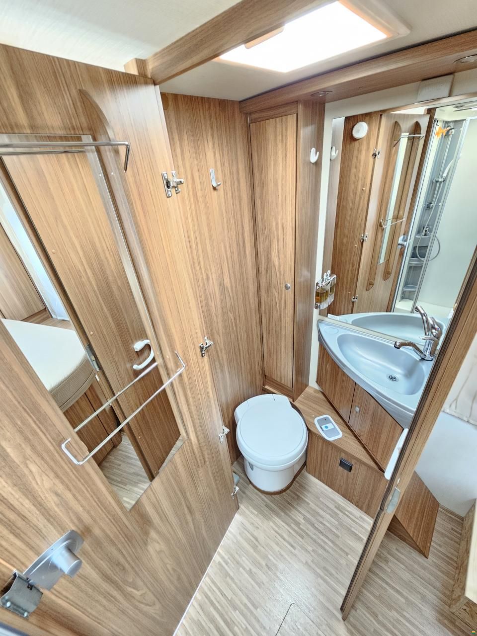 Carado T 449 mit Queensbett, Hubbett, Automat!