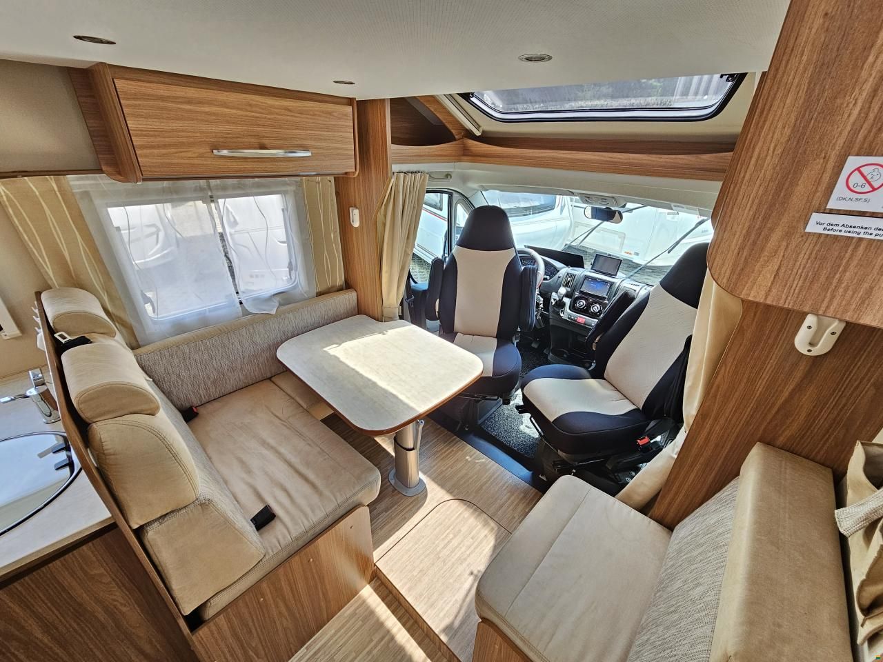 Carado T 449 mit Queensbett, Hubbett, Automat!