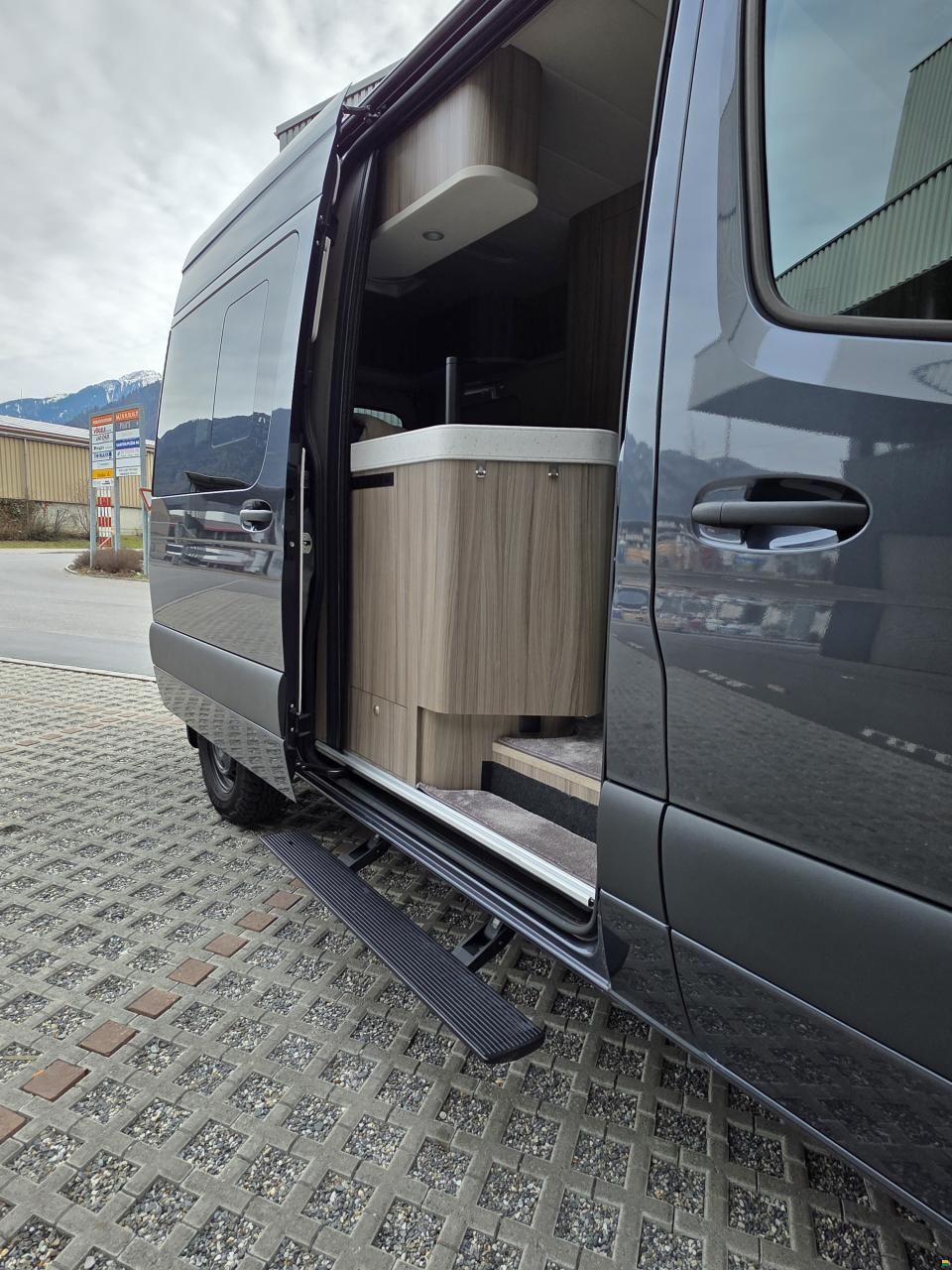 Innova Roadtrip 595L; Sprinter 4x4