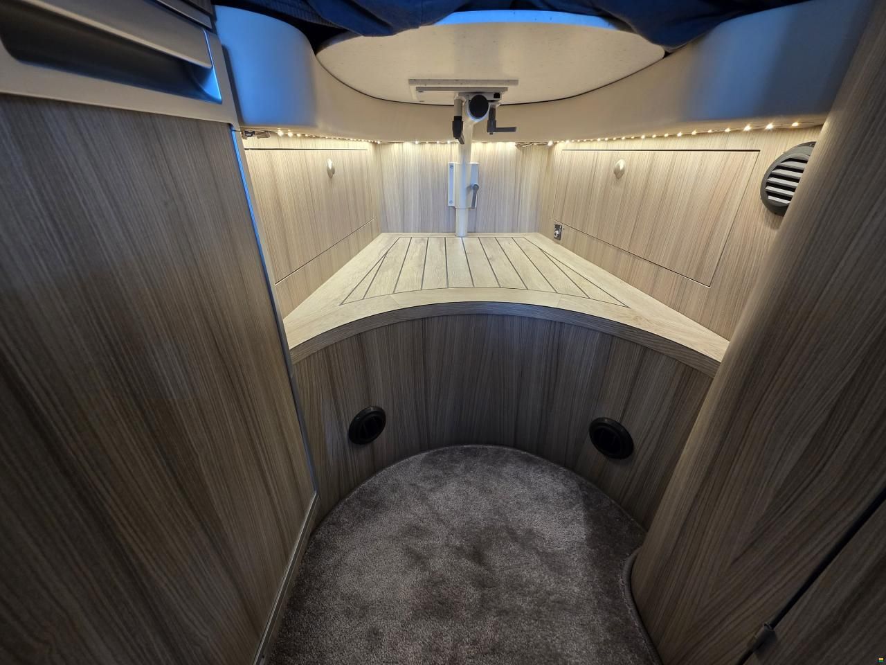 Innova Roadtrip 595L; Sprinter 4x4