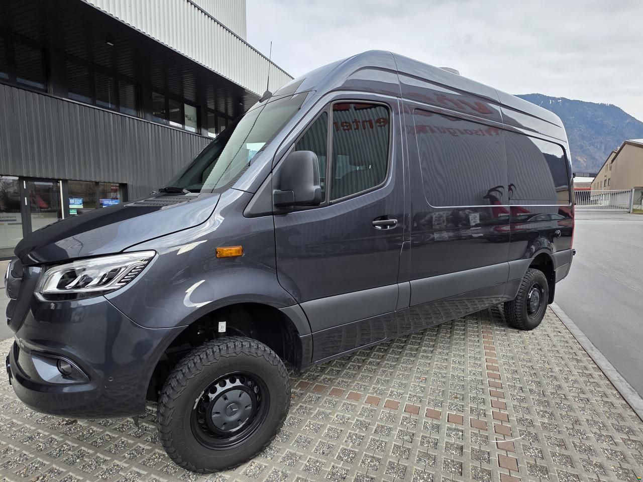 Innova Roadtrip 595L; Sprinter 4x4