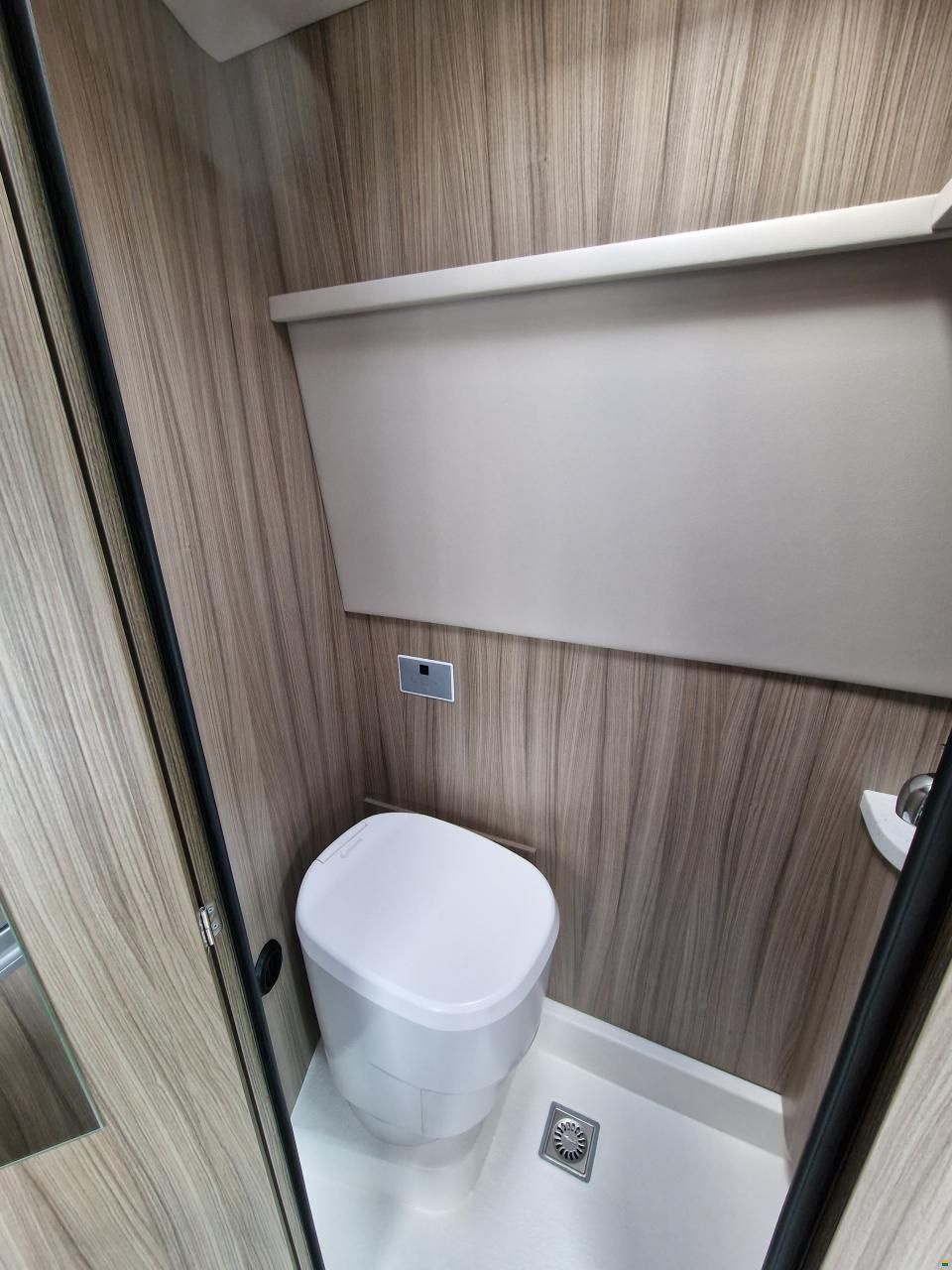 Innova Roadtrip 595L; Sprinter 4x4