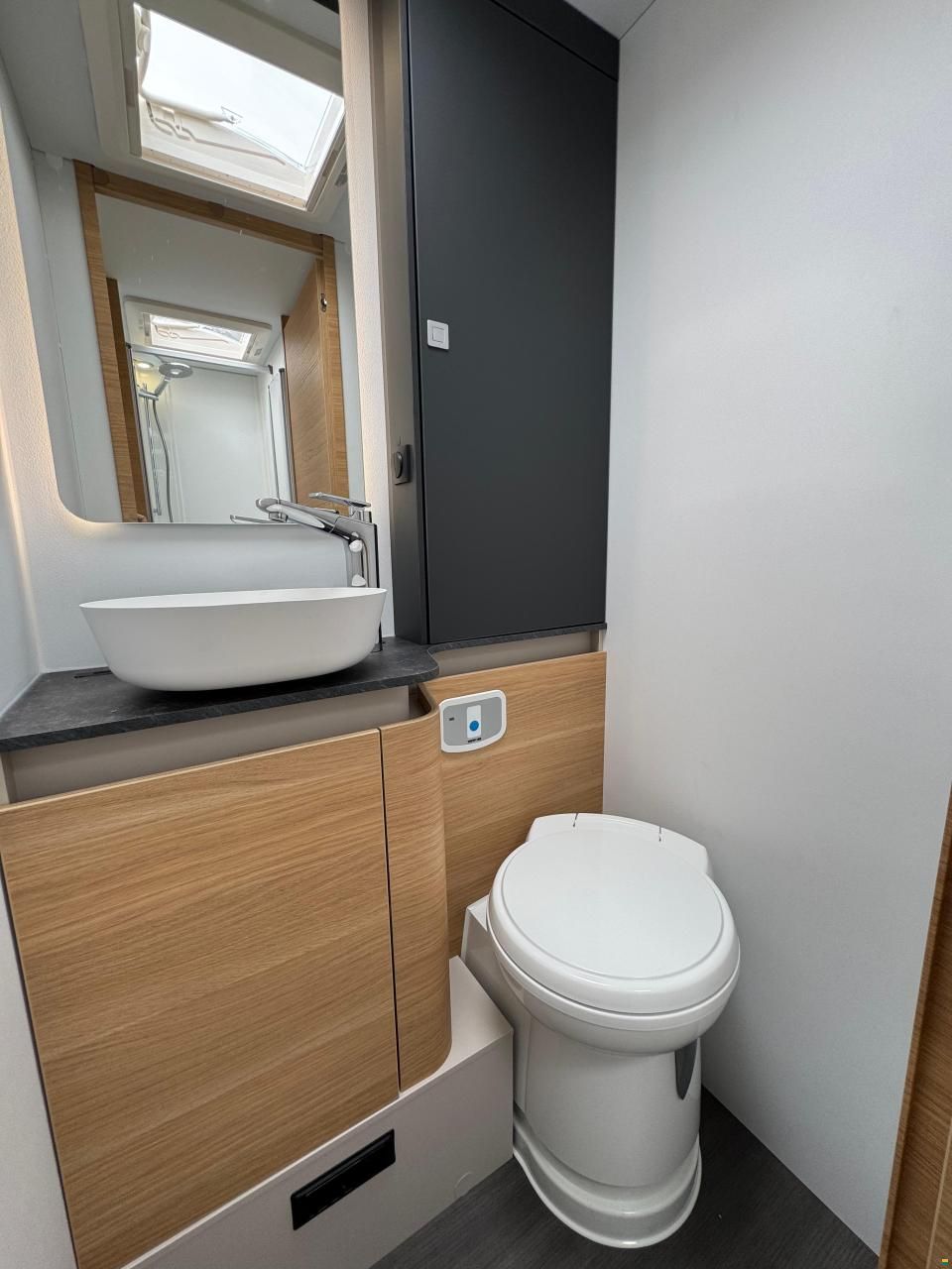 Adria Coral 670 DL 60 Years Selection Deluxe