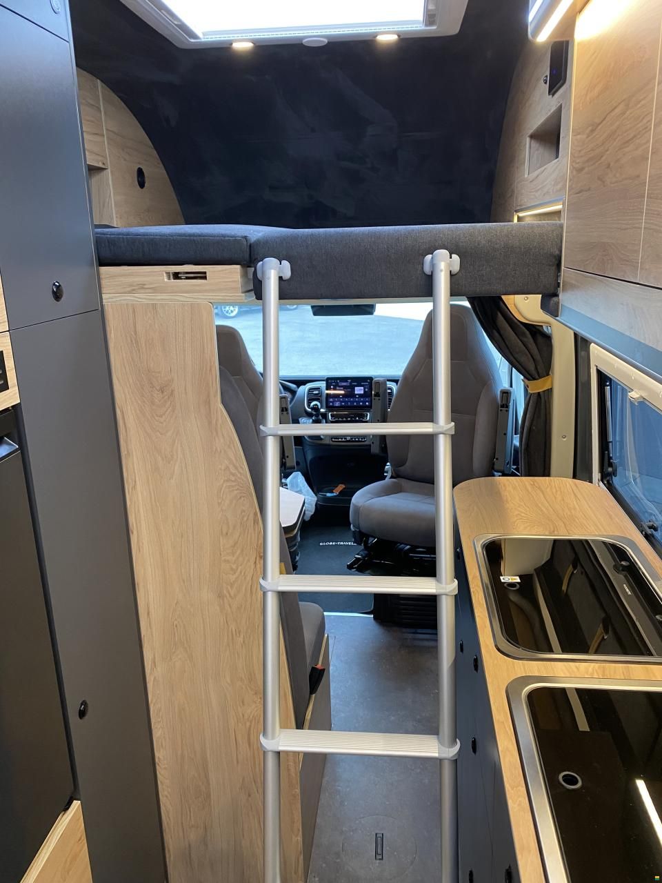 Globe-Traveller Voyager X