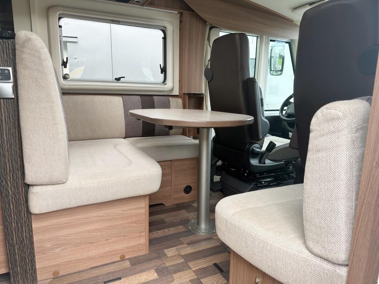 Knaus SKY I 700 PLUS LEG AUTOMAT MJ150