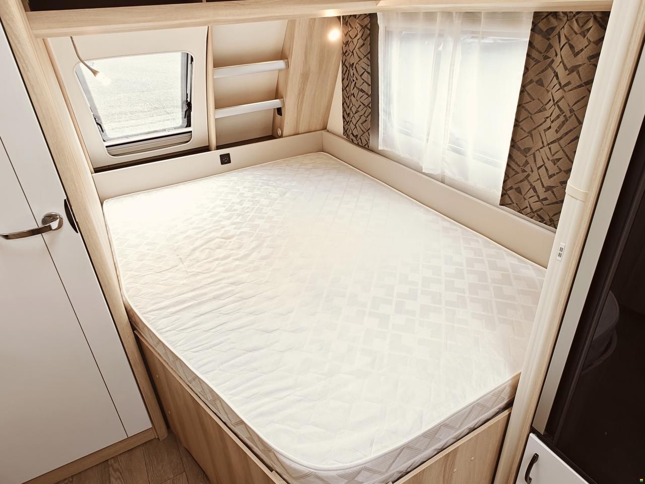 Hobby 24EG/540 KMFe De Luxe -Etagenbett