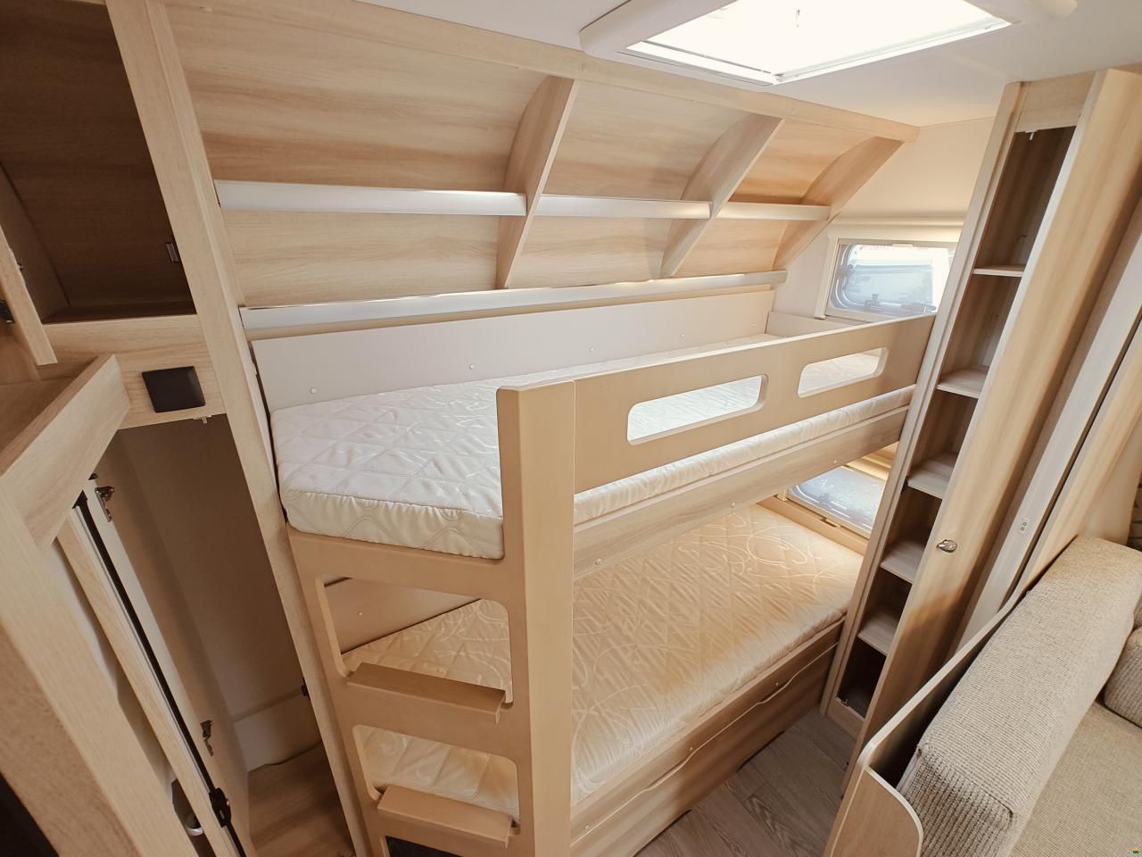 Hobby 24EG/540 KMFe De Luxe -Etagenbett