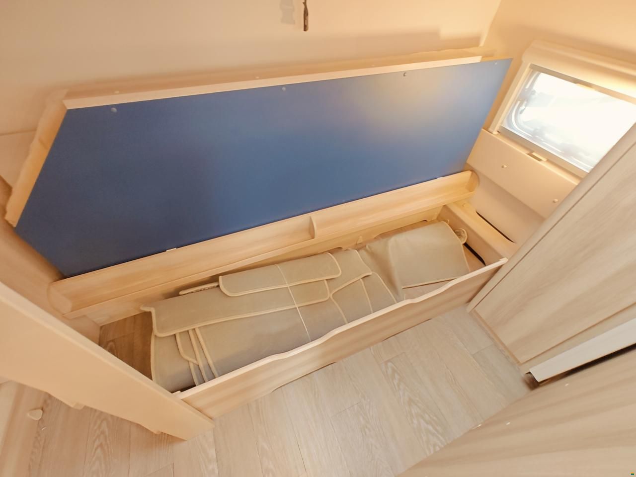 Hobby 24EG/540 KMFe De Luxe -Etagenbett