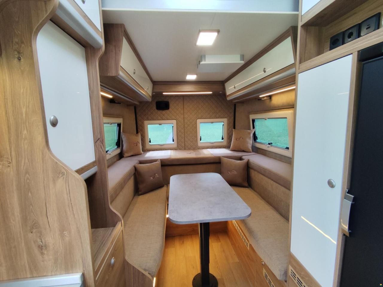 Megamobil Mega Lounge 640 Peugeot 180 PS