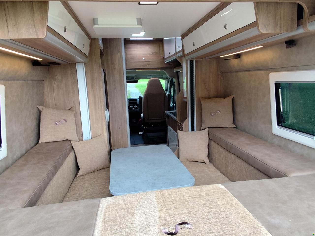 Megamobil Mega Lounge 640 Peugeot 180 PS