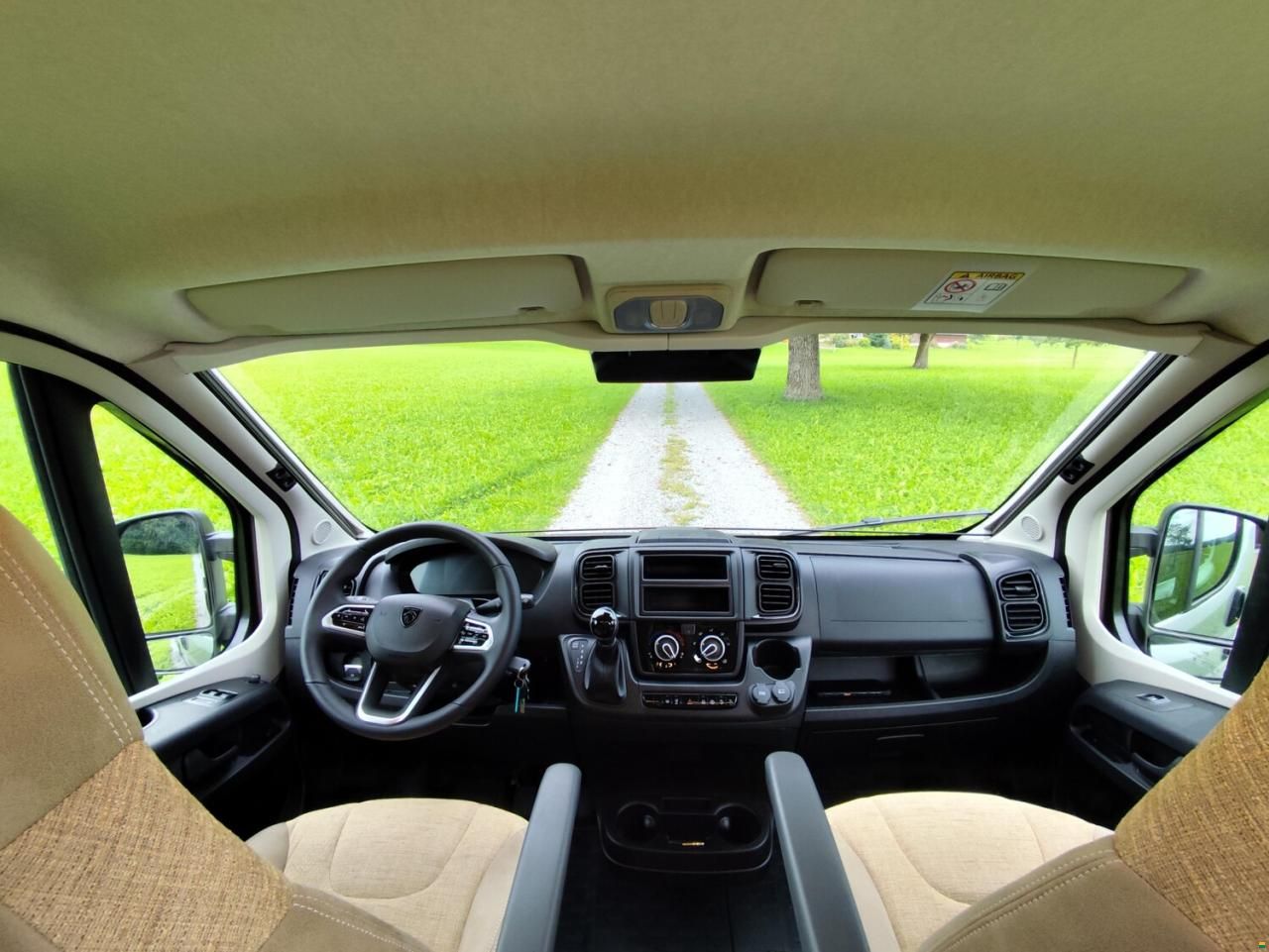 Megamobil Mega Lounge 640 Peugeot 180 PS